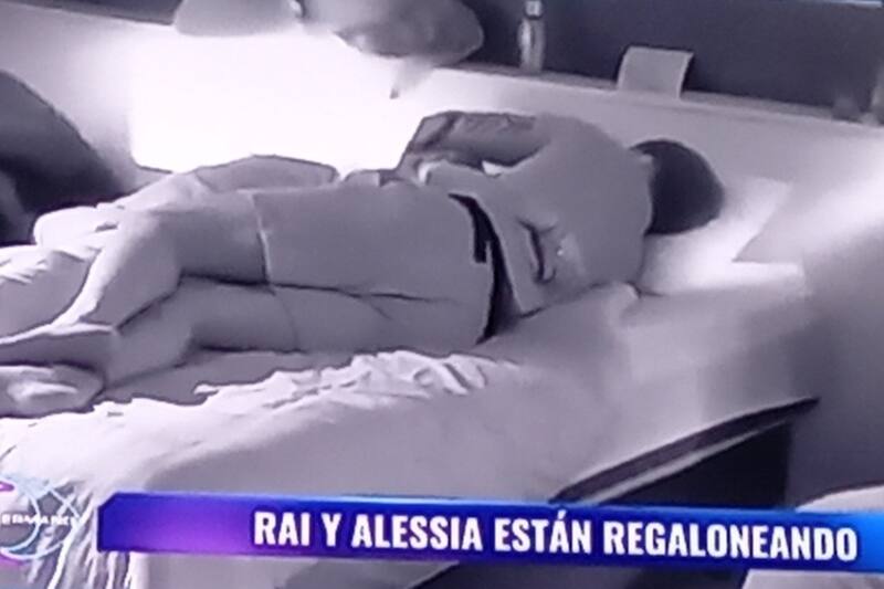 Raimundo Cerda y Alessia Traverso regaloneando en la misma cama en "Gran Hermano" Chile.