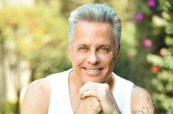 Alexis Ayala es acusado de seducir y pedir dinero a sus fans, él dice que lo hackearon