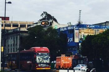 Fernanda Castillo, Cecilia Suárez y Regina Blandón postean fotos del dirigible de protesta del 8M