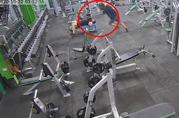 ¿Accidente? Hombre aplasta la cabeza de otro con una pesa de 20 kg en un gimnasio