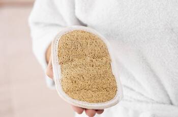 El error que estás cometiendo al bañarte con una esponja