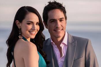 Mauricio Ochmann y Paulina Burrola protagonizan su primer portada de revista juntos