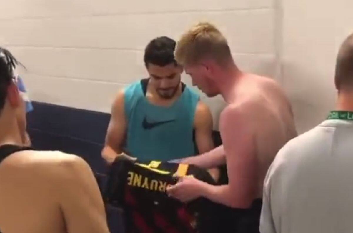 VIDEO | Henry Martín intercambia playera con Kevin De Bruyne y le quita plumón a niño