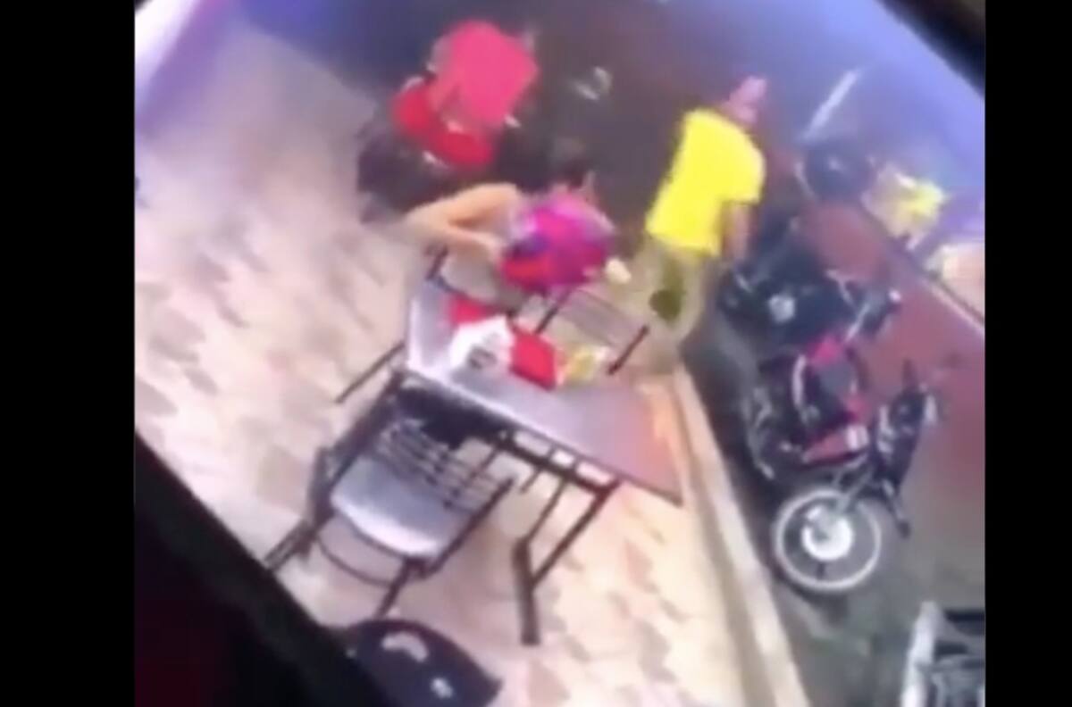 Video: Mujer no dejó de comer en un asalto a pizzería; su acompañante la abandonó