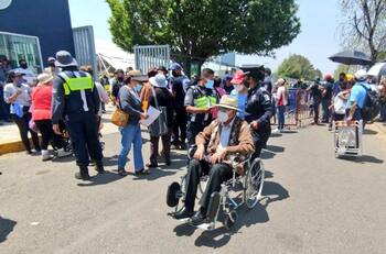 Abuelita murió mientras esperaba en la fila para la vacuna de COVID-19 en Puebla