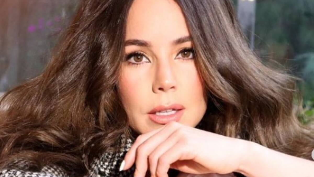 Camila Sodi posa en ajustado y sexy vestido de látex