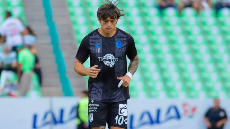 Joaquín Montecinos con la camiseta del Querétaro.