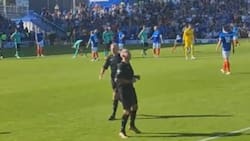 VIDEO | Insólito: hincha asumió como juez de línea tras la lesión de dos árbitros