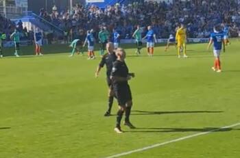 VIDEO | Insólito: hincha asumió como juez de línea tras la lesión de dos árbitros