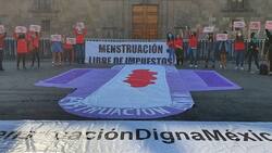 Protesta a las afueras de Palacio Nacional por una menstruación digna y sin impuestos