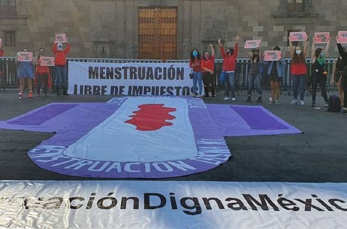 Protesta a las afueras de Palacio Nacional por una menstruación digna y sin impuestos