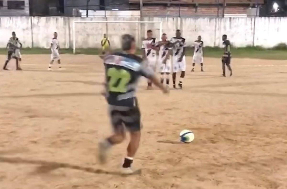 VIDEO | El golazo a lo Roberto Carlos en el futbol amateur que se hizo viral en redes sociales