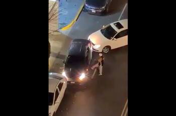 Video:  Sujeto golpea a auto de conductor de Uber por estorbar su entrada