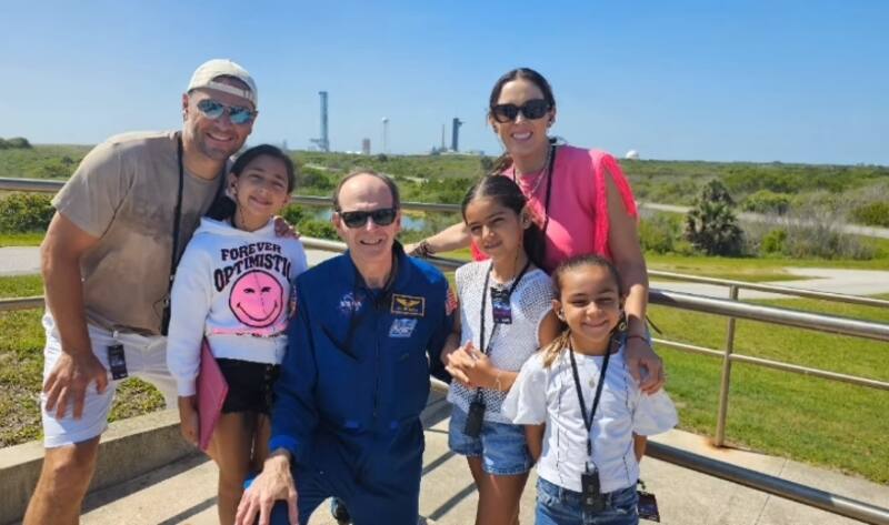 La conductora y su familia tuvieron como guía en la NASA al astronauta Steve Smith, quien fue cuatro veces al espacio.