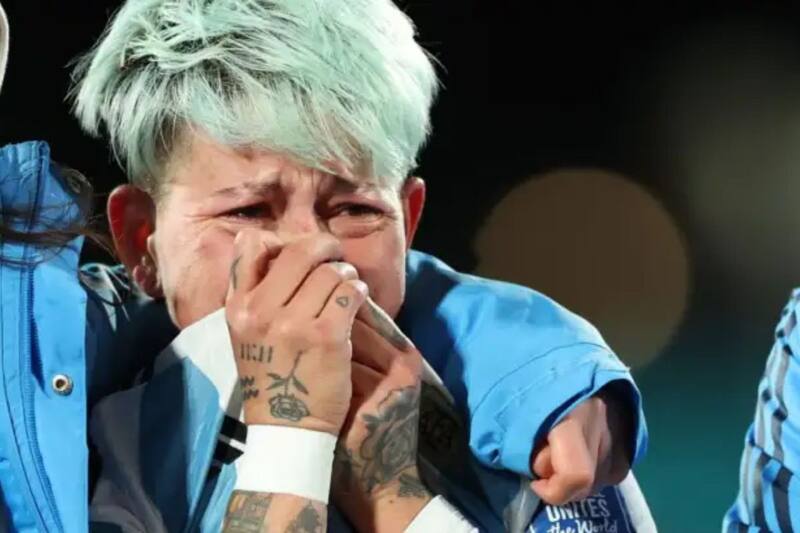 rompió en llanto tras la eliminación de Argentina. (Twitter)