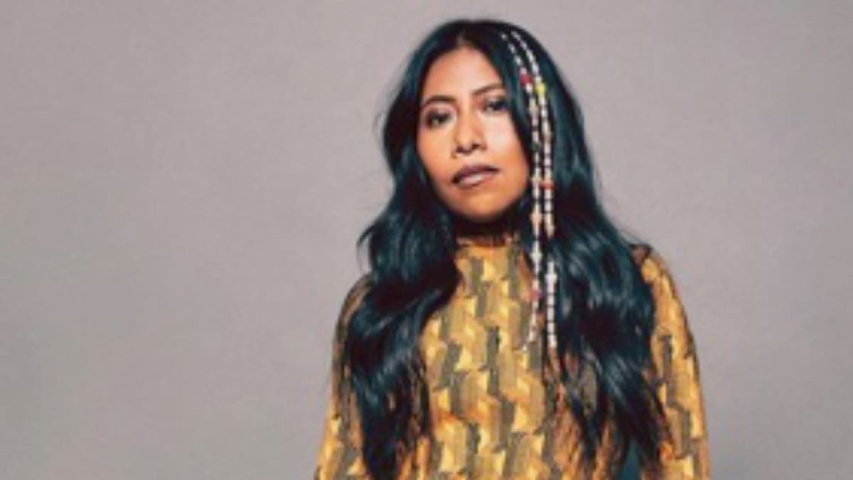 Tunden a periodista en redes sociales por confundir a Yalitza Aparicio con trabajadora del hogar