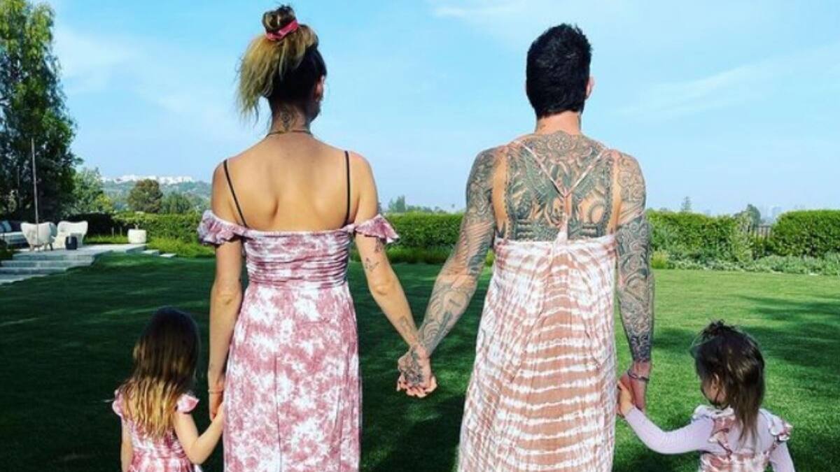 Adam Levine rompe las redes al posar con vestido como su esposa e hijas