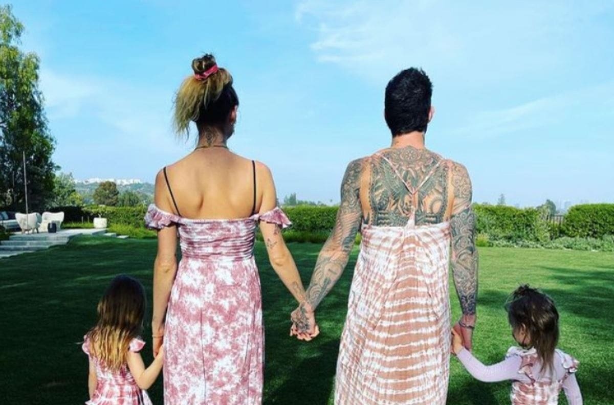 Adam Levine rompe las redes al posar con vestido como su esposa e hijas