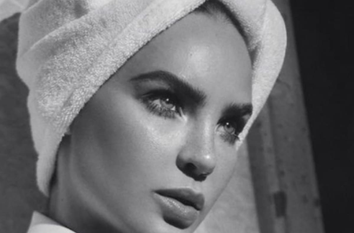 Belinda recibe el verano con poca ropa