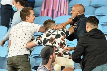 Australian Open: Aficionados llegan a los golpes por el uso del cubrebocas