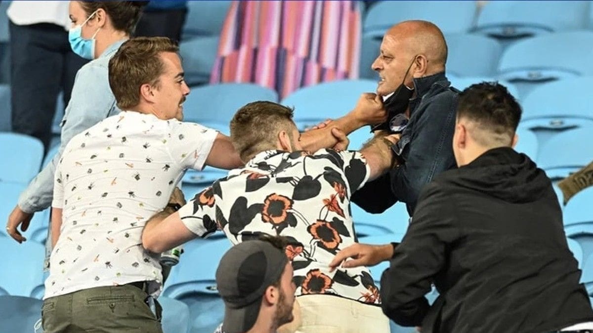 Australian Open: Aficionados llegan a los golpes por el uso del cubrebocas