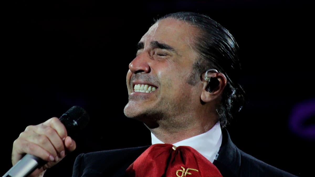 Alejandro Fernández se desploma al recordar a su padre mientras cantaba "Acá entre nos"