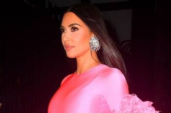 Kim Kardashian celebra su participación en SNL con un conjunto rosado como flamenco