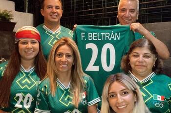 ¡No les hicieron caso! Familias del Tri Olímpico mandan a hacer sus jerseys