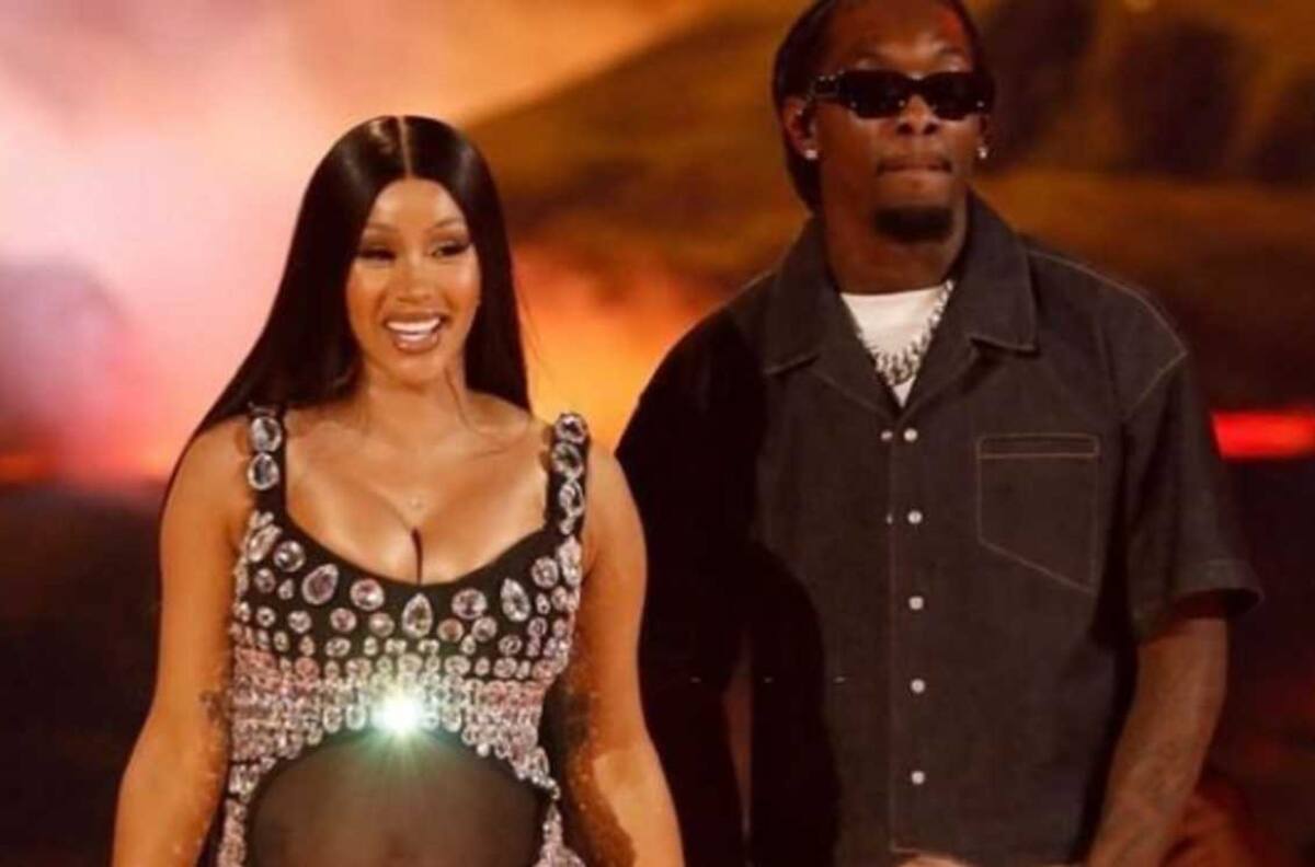 Cardi B luce embarazo en los premios BET vestida de Dolce & Gabanna