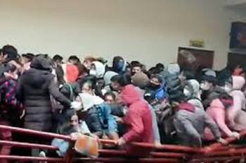 (VIDEO) Imágenes sensibles: Tres estudiantes pierden la vida al caer del cuarto piso en universidad