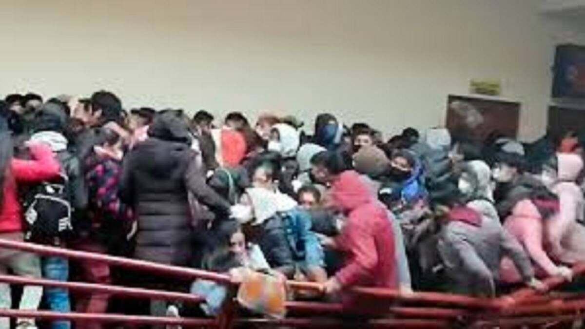 (VIDEO) Imágenes sensibles: Tres estudiantes pierden la vida al caer del cuarto piso en universidad