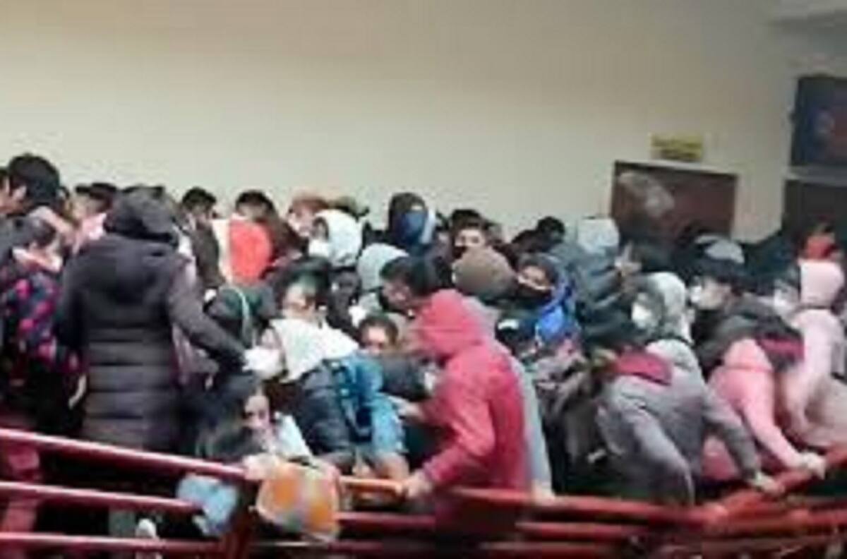 (VIDEO) Imágenes sensibles: Tres estudiantes pierden la vida al caer del cuarto piso en universidad