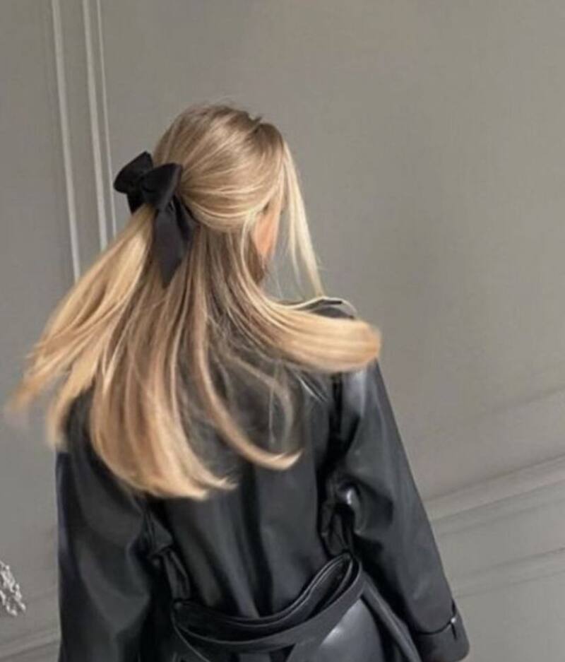 Busca listones gruesos para hacer un moño que te haga ver súper femenina