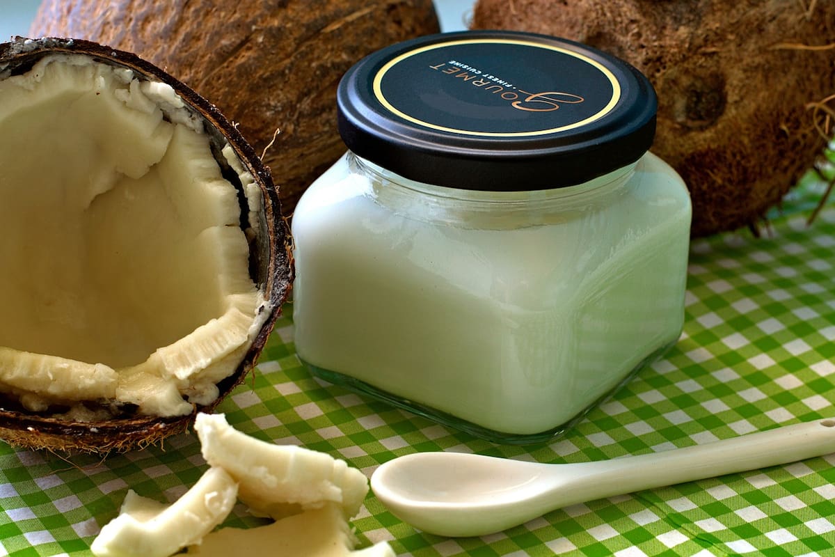 La mascarilla de aceite de coco tiene múltiples beneficios.