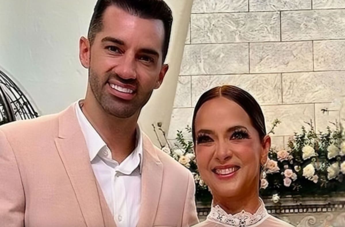 Hija de Adamari Lopez disfruta de un divertido día en la playa acompañada de Toni Costa