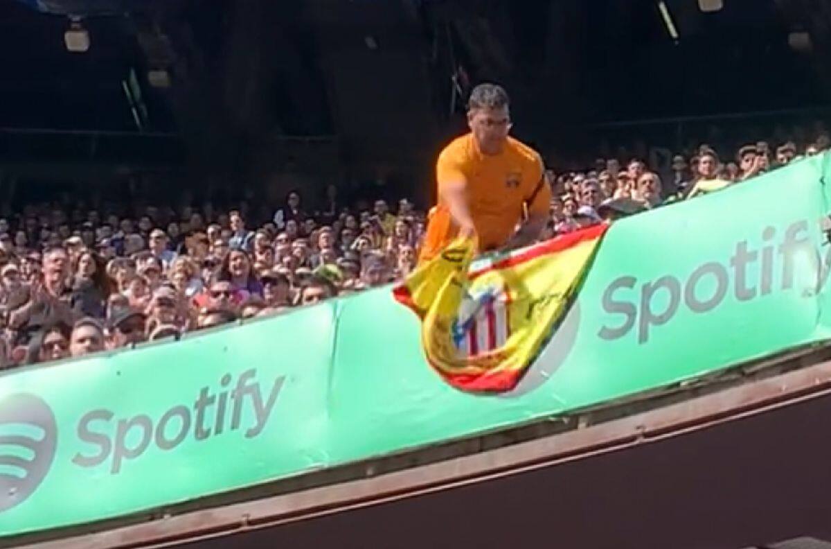 VIDEO | Bandera de España con escudo del Atlético de Madrid generó un escándalo en el Camp Nou
