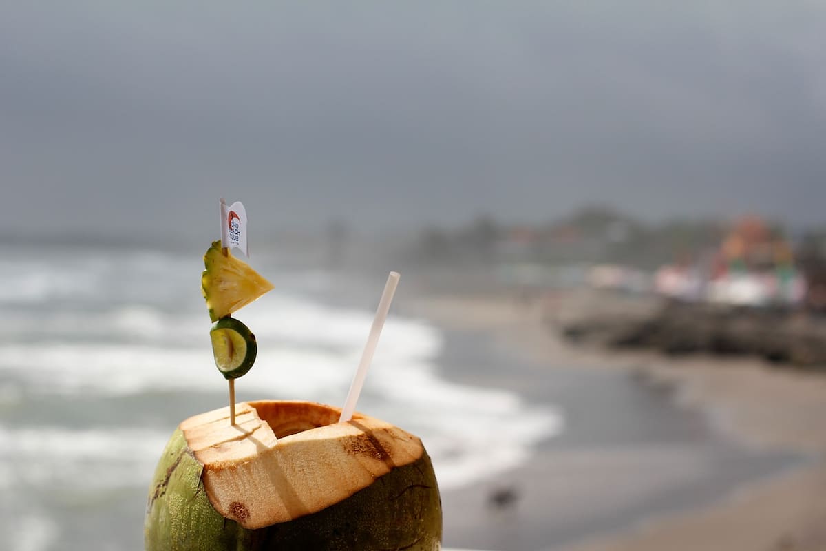 El agua de coco se recomienda por sus nutrientes.