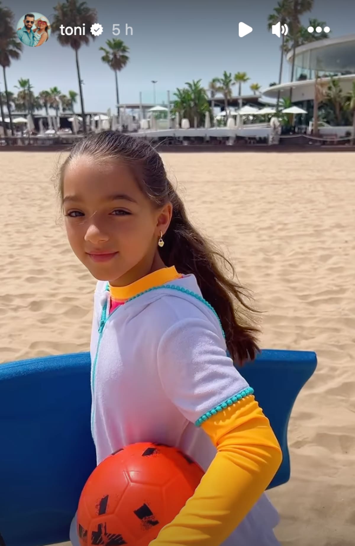 Hija de Adamari Lopez y Toni Costa disfruta de una día en la playa
