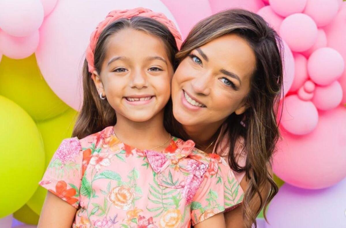 Adamari Lopez celebra el Yellow Day, el día más feliz del año, con divertido baile junto a Alaïa