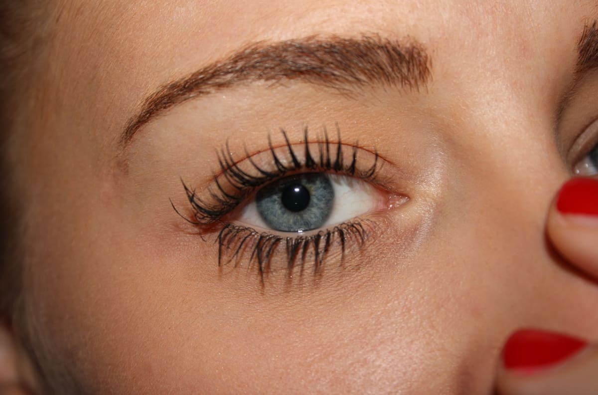 Logra pestañas y cejas más abundantes y fuertes aplicando estos aceites esenciales