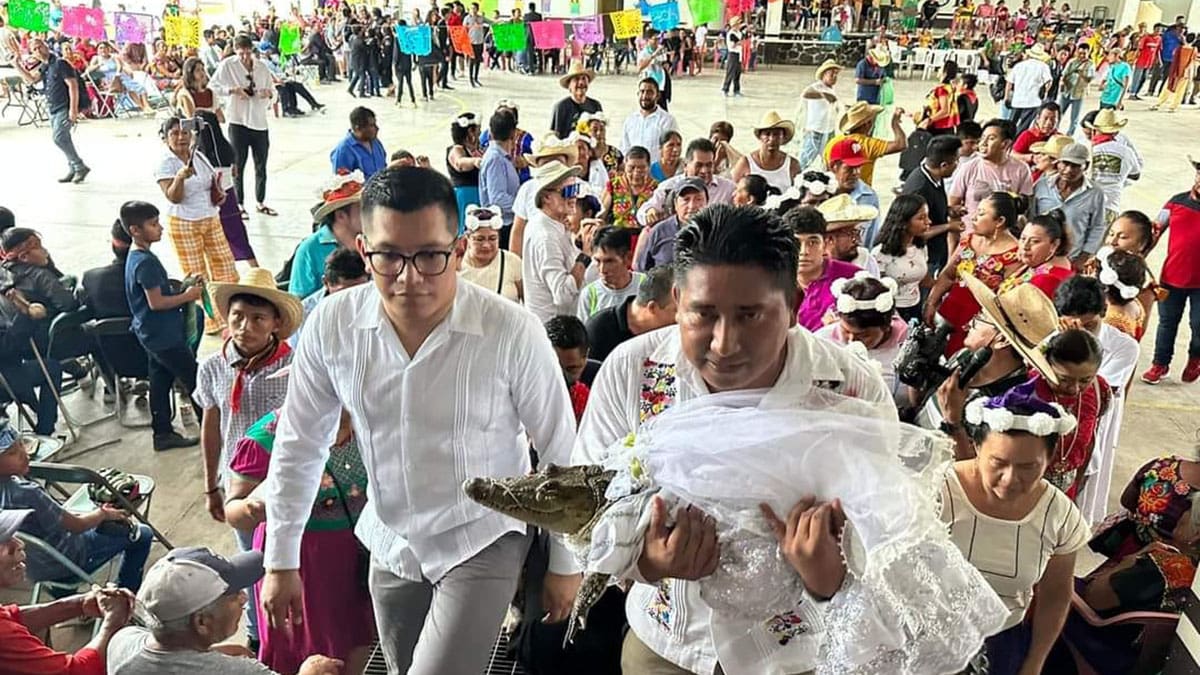 Un alcalde se casó con un caimán y las fotos son virales en Facebook