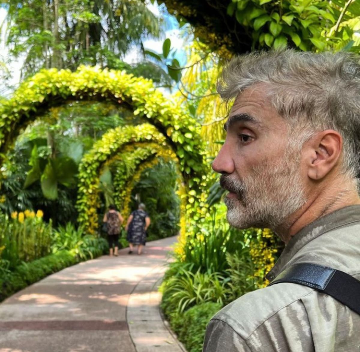 El cantante de vacaciones por Asia