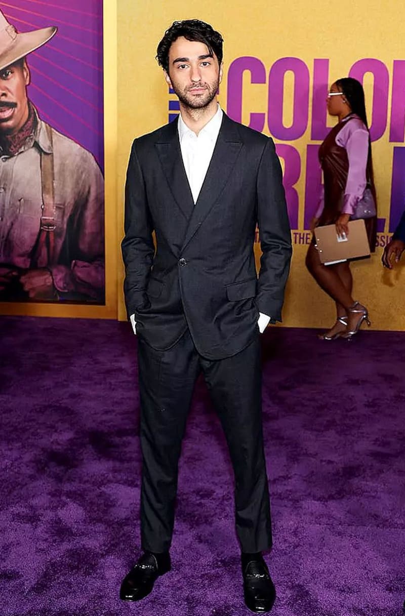 es Trent joven en "Viejos" de Netflix