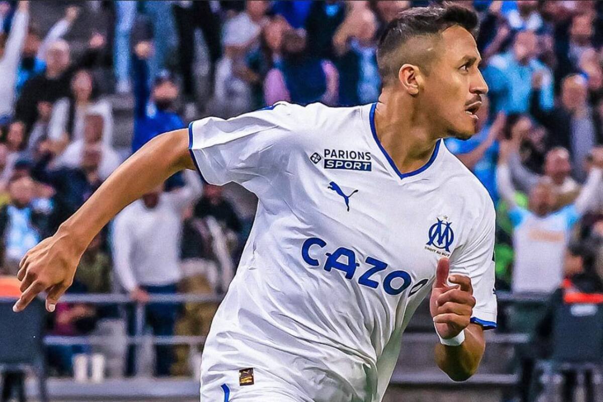 Alexis Sánchez en el Marsella luce el logo de Cazoo. (Foto: @olympiquedemarsella)