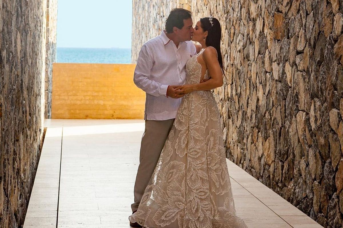 La ex de Alejandro Fernández se casó en la playa con Álvaro Favier.
