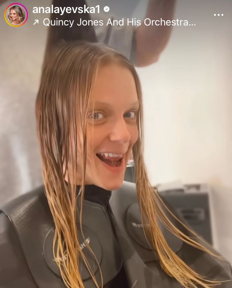 La actriz con gran nerviosismo cambio su imagen dejando atrás el rubio que tanto la caracterizó