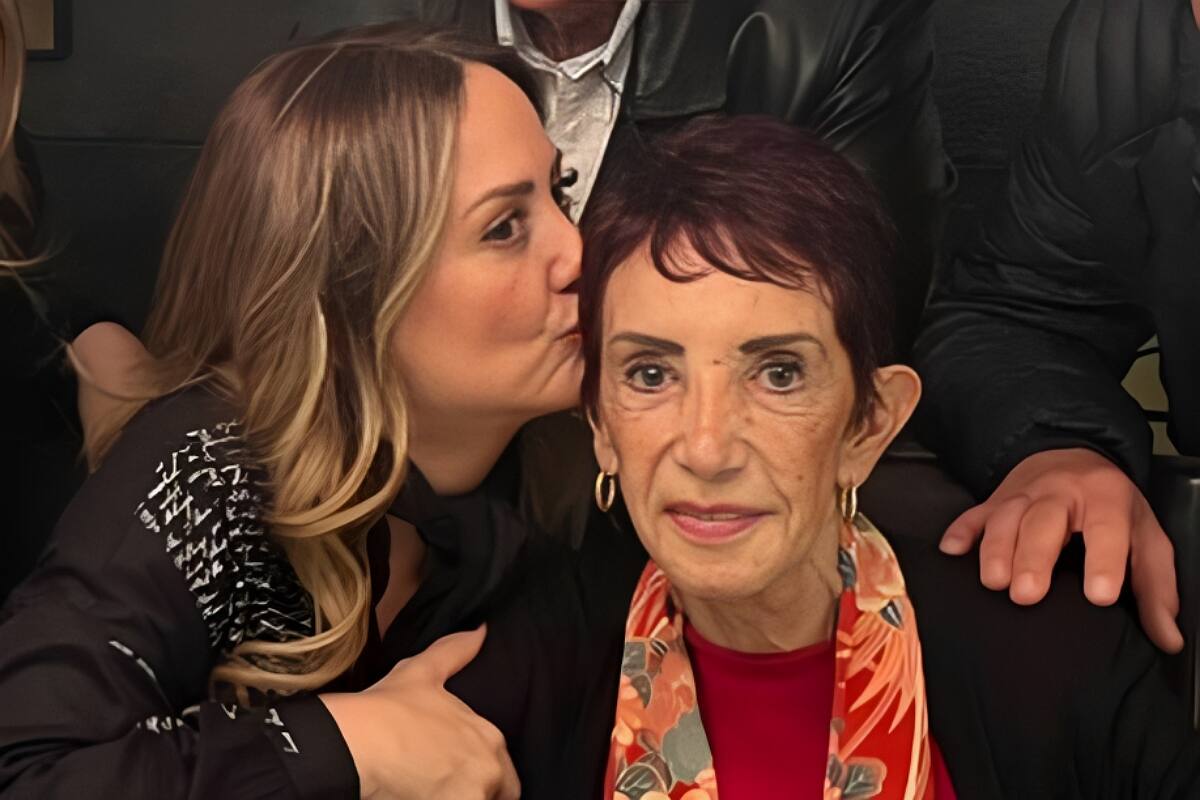 La conductora está de luto por la muerte de su madre, Isabel Martínez.