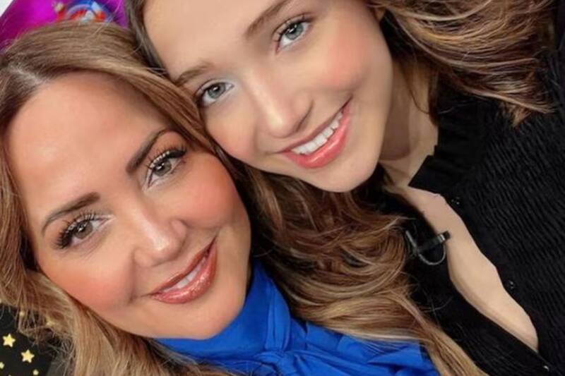 Andrea Legarreta aplaude el logra a la excelencia de su hija Nina Rubín