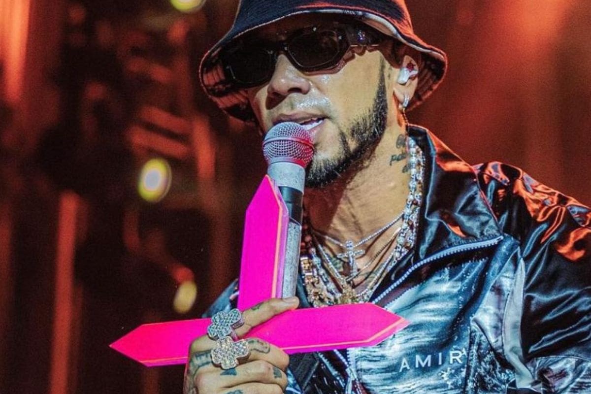 Anuel AA enfurece e insulta a un fan