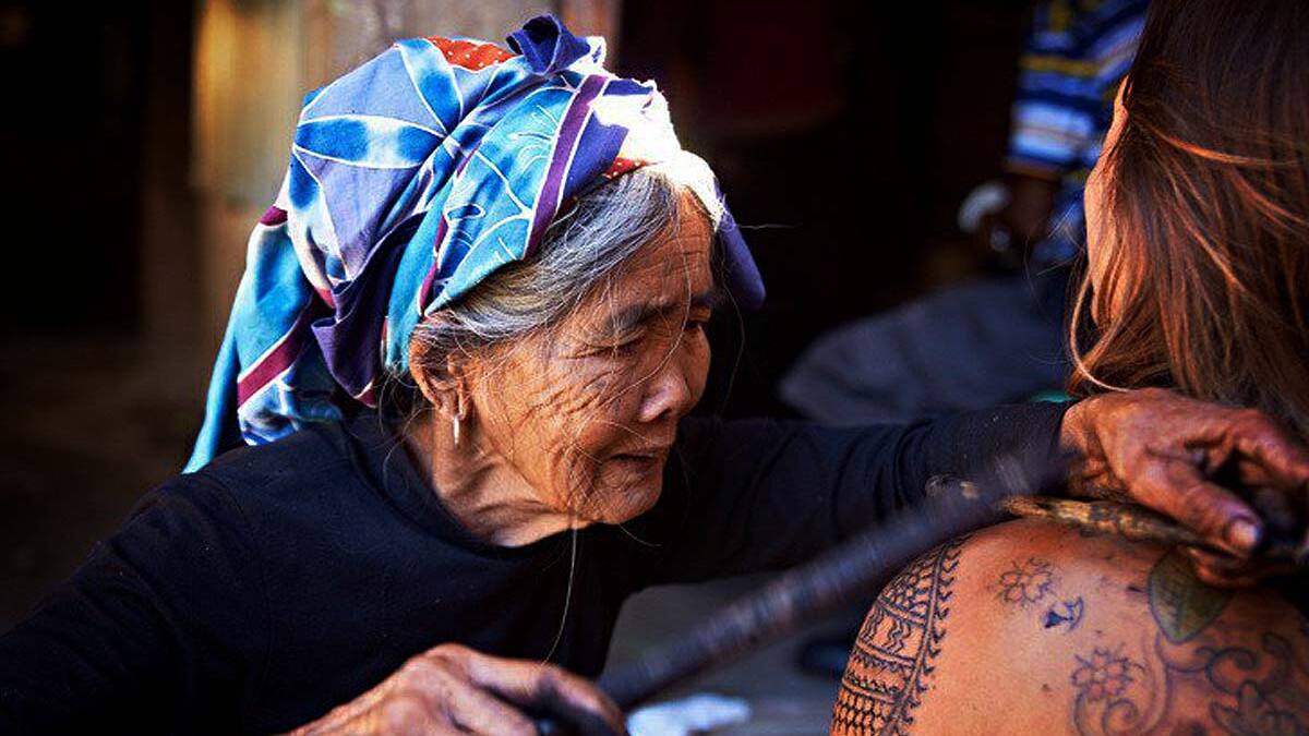 Conoce a la Tatuadora filipina de 106 años que apareció en la portada de Vogue